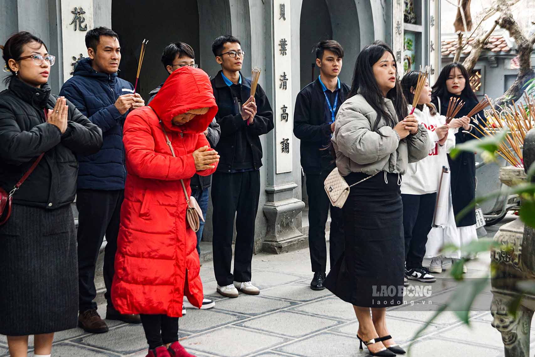 Ben trong san cua chua Ha, khu vuc ngoai troi khong con canh chat kin nguoi dung chap tay cau khan nhu nhung ngay nghi le. Thay vao do, tung top nguoi chu yeu la dan van phong, sinh vien di le dang huong.