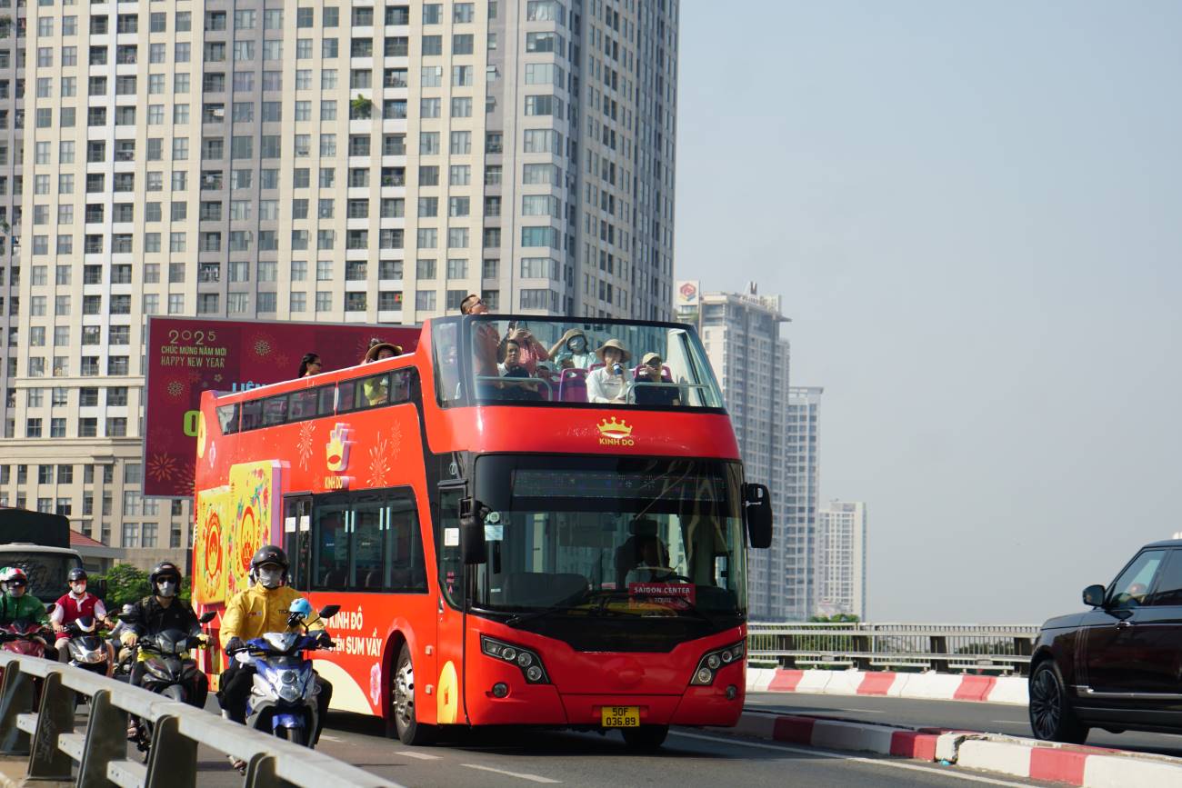 The double-decker bus tour attracts a large number of locals and tourists. Photo: Thanh Chan
