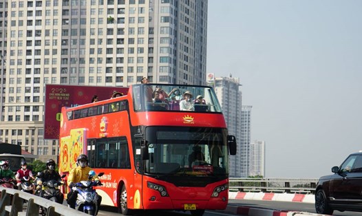 Tour xe buýt 2 tầng thu hút đông đảo người dân và du khách. Ảnh: Thanh Chân