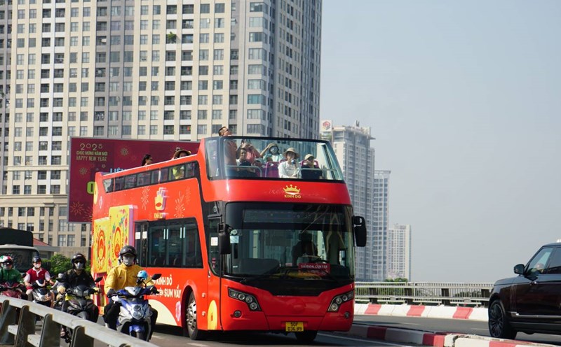 The double-decker bus tour attracts a large number of locals and tourists. Photo: Thanh Chan