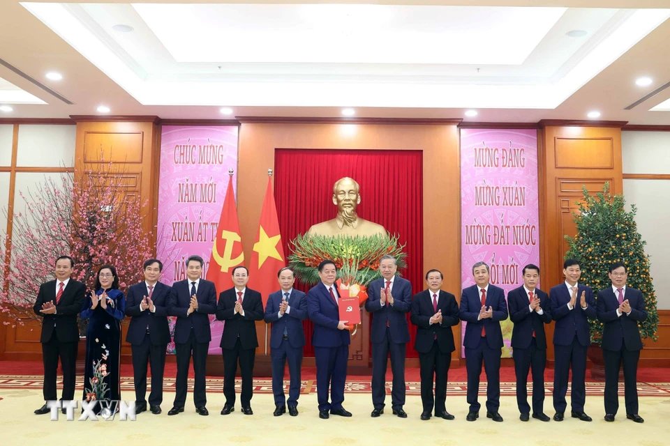 General Secretary To Lam presented the Decision on merging the Central Propaganda and Education Commission and the Central Mass Mobilization Commission with the same functions, tasks, organizational structure, assignment and appointment of the Head and Deputy Heads of the Central Propaganda and Mass Mobilization Commission. Photo: Thong Nhat/VNA