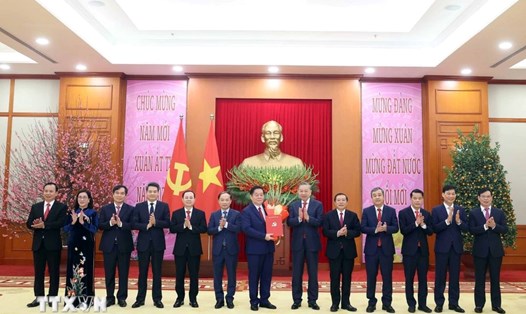 Tổng Bí thư Tô Lâm trao Quyết định về hợp nhất Ban Tuyên giáo Trung ương và Ban Dân vận Trung ương cùng chức năng, nhiệm vụ, tổ chức bộ máy, phân công, bổ nhiệm Trưởng ban và các Phó Trưởng Ban Tuyên giáo và Dân vận Trung ương. Ảnh: Thống Nhất/TTXVN