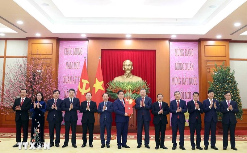 General Secretary To Lam presented the Decision on merging the Central Propaganda and Education Commission and the Central Mass Mobilization Commission with the same functions, tasks, organizational structure, assignment and appointment of the Head and Deputy Heads of the Central Propaganda and Mass Mobilization Commission. Photo: Thong Nhat/VNA