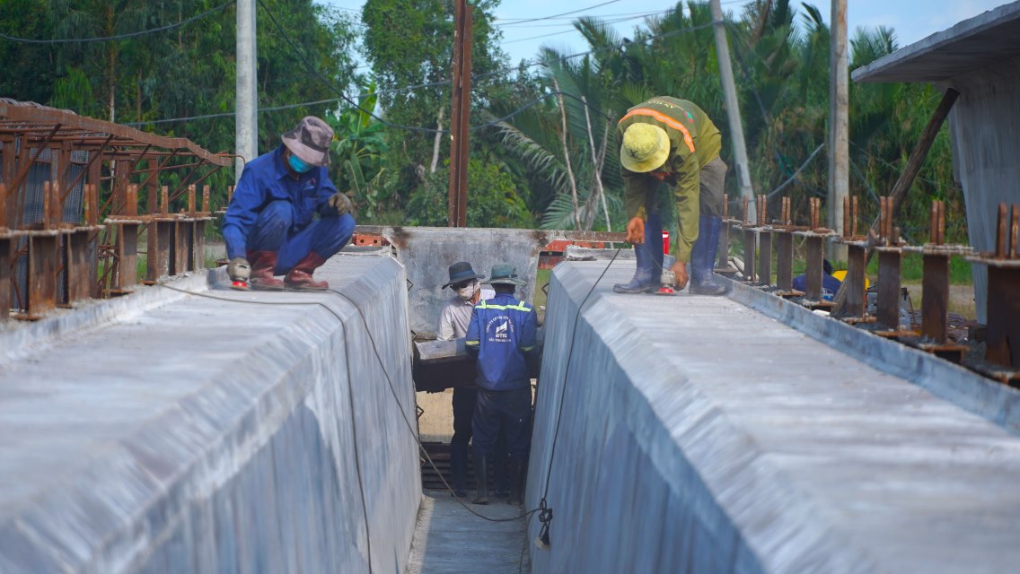 Công nhân, kỹ sư miệt mài làm việc. Ảnh: Tạ Quang