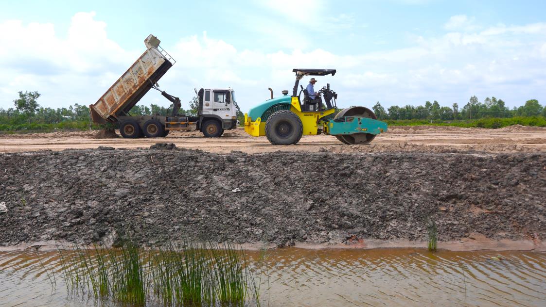 Thiết bị máy móc lu nền cát biển (Ảnh chụp tại tỉnh Cà Mau). Ảnh: Tạ Quang