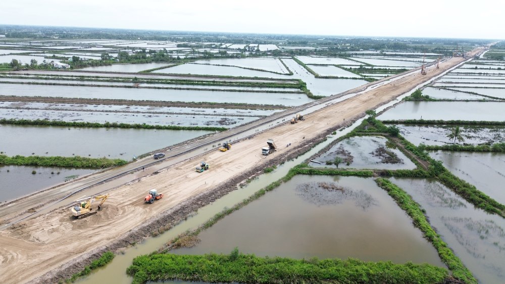 Nhà thầu dùng cát biển để thi công (Ảnh chụp tại tỉnh Cà Mau). Ảnh: Tạ Quang