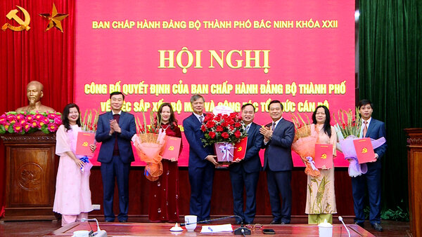 Handing over the Decision to merge the Propaganda Department and the Mass Mobilization Department of Bac Ninh City Party Committee. Photo: Manh Tung