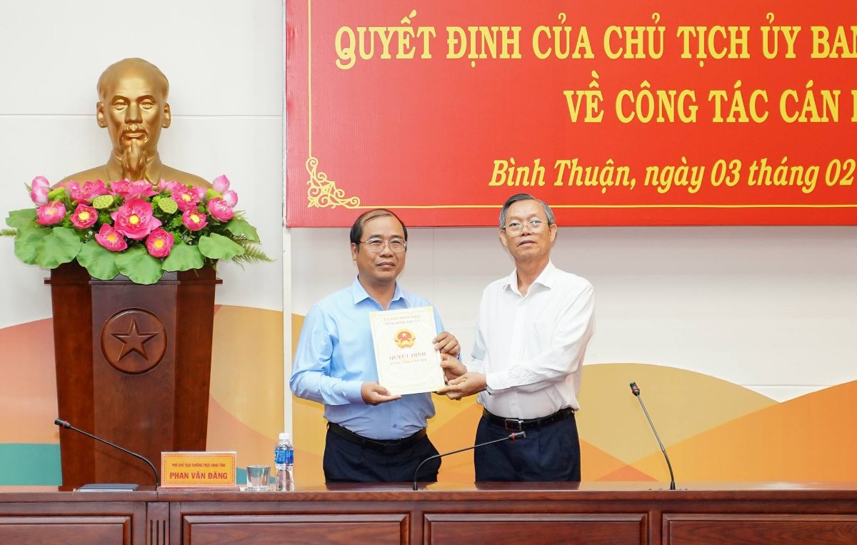 Pho Chu tich Thuong truc UBND tinh Binh Thuan Phan Van Dang trao quyet dinh cho tan Giam doc So Tai nguyen va Moi truong tinh Binh Thuan Cao Son Dung. Anh: Huu Tri