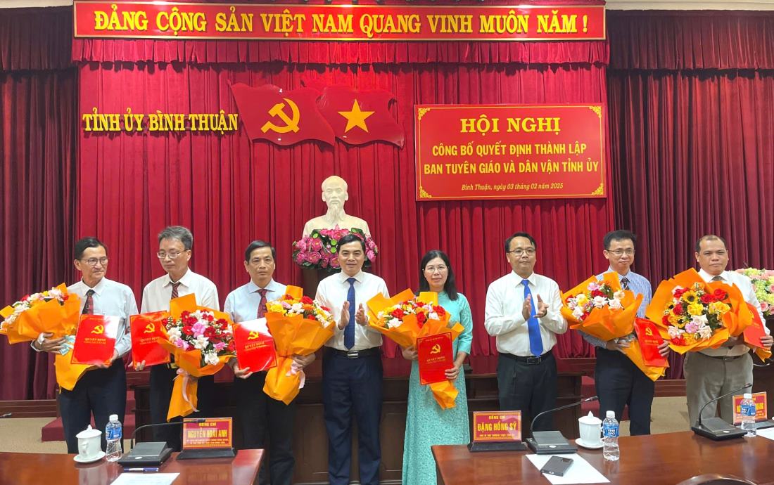 Ong Nguyen Hoai Anh - Bi thu Tinh uy Binh Thuan trao quyet dinh va hoa cho cac nhan su lanh dao Ban Tuyen giao va Dan van Tinh uy vua thanh lap. Anh: Duy Tuan 