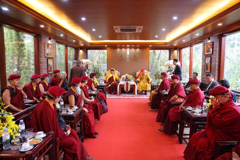 Thuong toa Thich Duc Thien bay to niem hoan hy duoc cung don Duc Ngai va Tang doan vieng tham chua Phat Tich. Anh: BTC