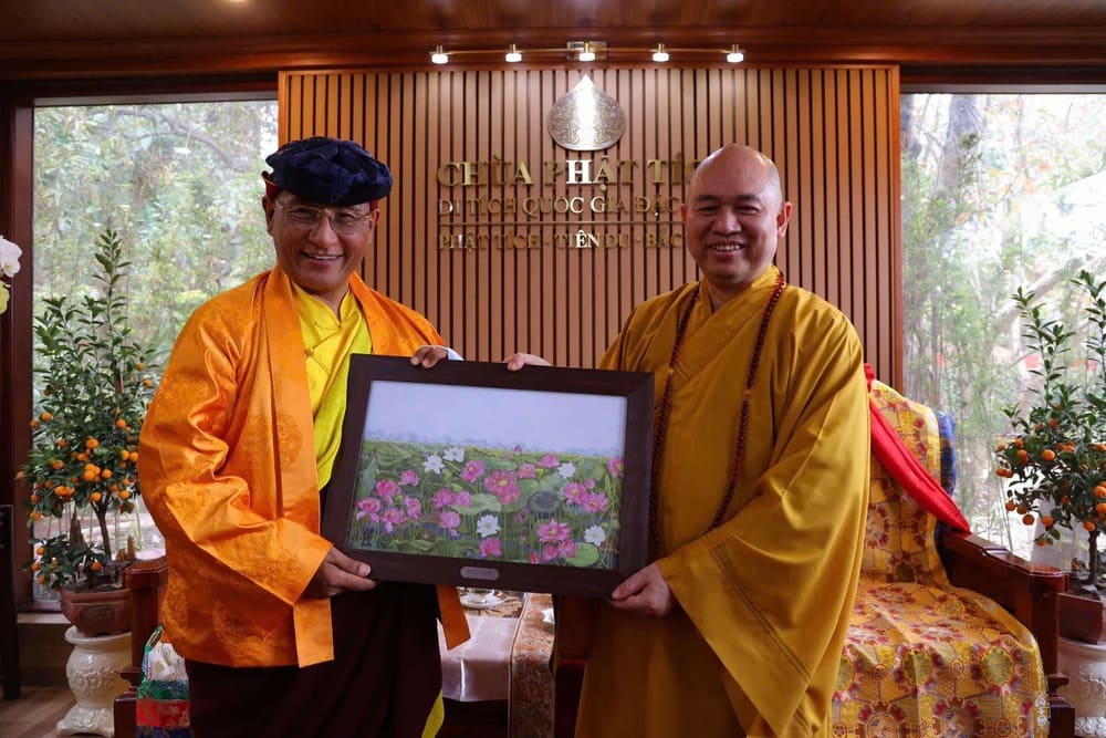 Duc Gyalwang Drukpa don nhan buc tranh Lien hoa Tinh canh tu Thuong toa Thich Duc Thien. Anh: BTC