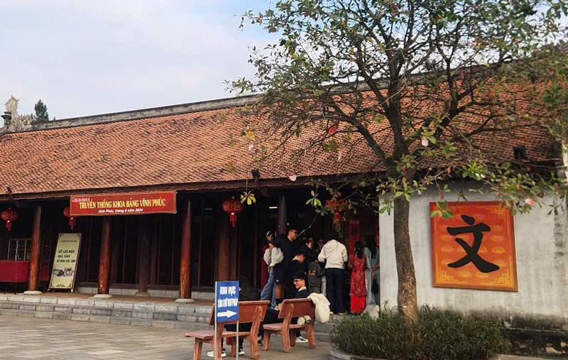Asking for the first calligraphy of the year at Vinh Phuc Temple of Literature. Photo: An Vi.
