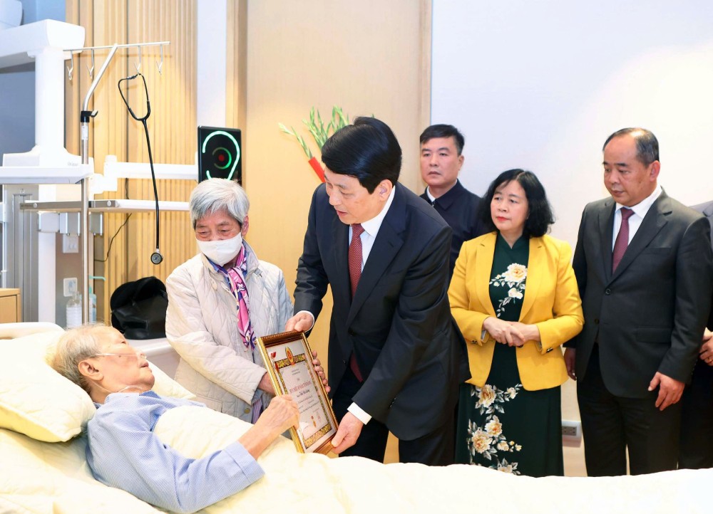 President Luong Cuong presents the 65-year Party membership badge to former President Tran Duc Luong. Photo: Hai Nguyen