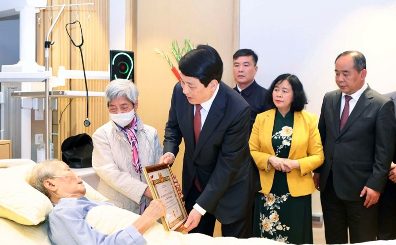 President Luong Cuong presents the 65-year Party membership badge to former President Tran Duc Luong. Photo: Hai Nguyen