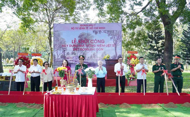 Delegates perform the groundbreaking ceremony for the construction of the Saigon Special Forces Martyrs Memorial. Photo: Trung Kien
