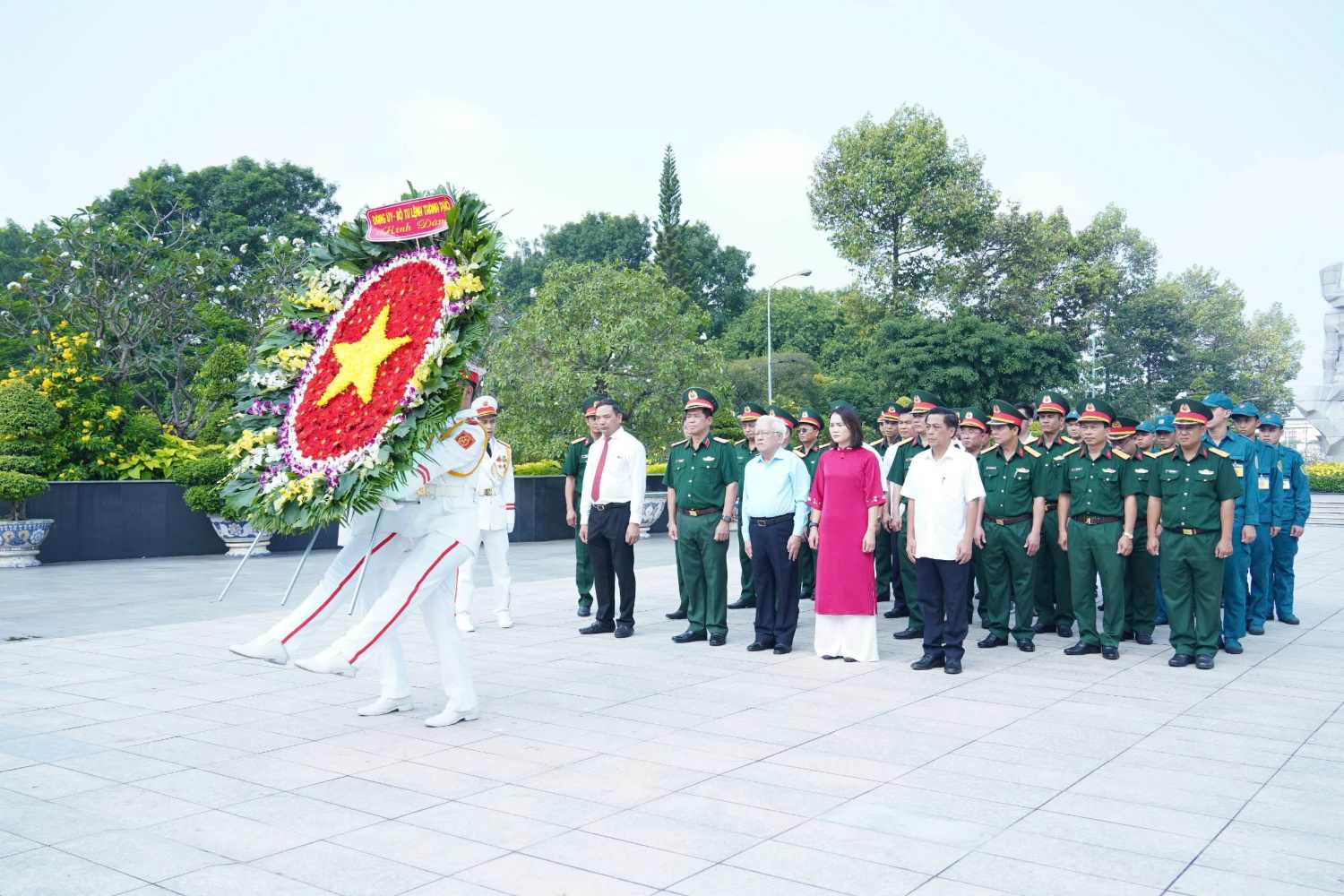 Cac dai bieu dang hoa tai Nghia trang TPHCM (phuong Long Binh, TP Thu Duc).  Anh: Trung Kien