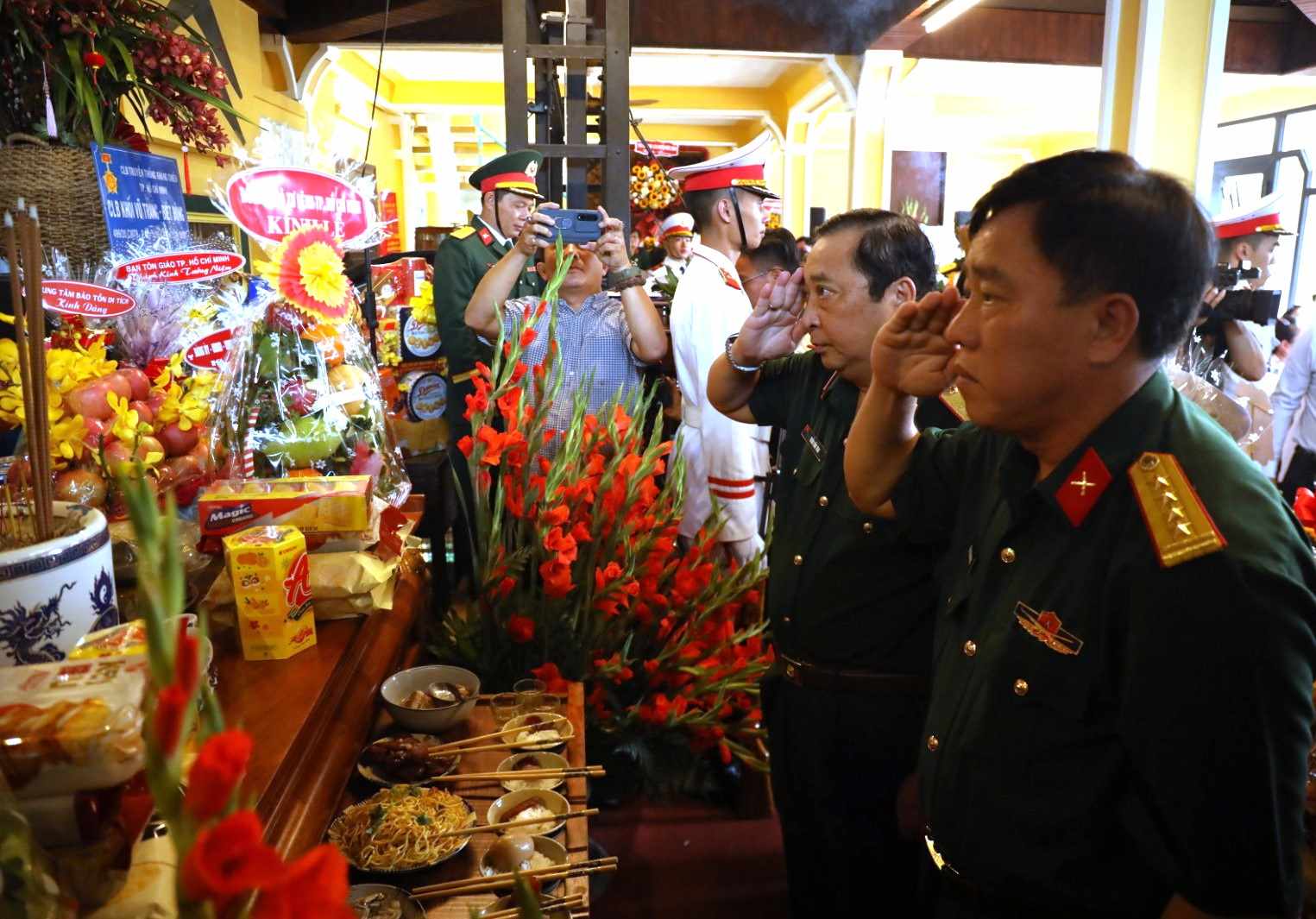 Dai dien luc luong vu trang TPHCM dang huong, tuong nho cac liet si Biet dong Sai Gon.  Anh: Thuy Lieu