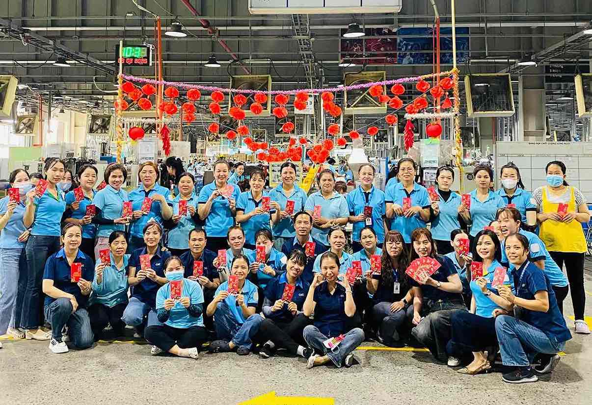 Workers of Chang Shin Vietnam Co., Ltd. receive lucky money at the beginning of the year. Photo: Provided by the Union