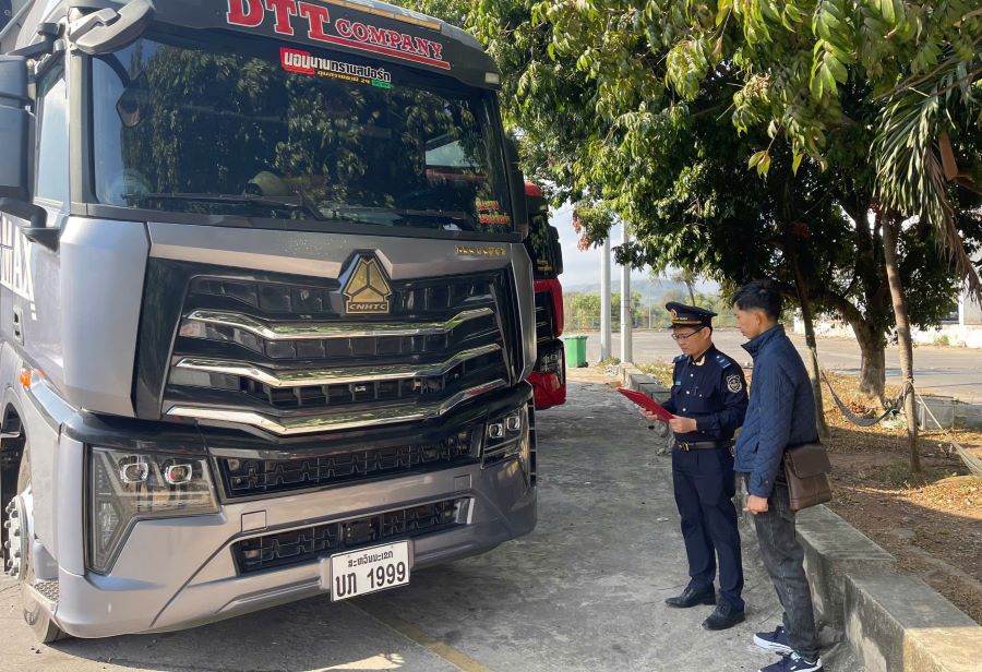 Lao Bao Border Gate Customs Branch inspects import and export goods. Photo: H.Nguyen