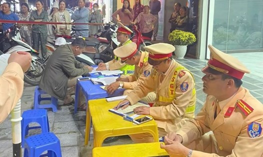 Công an xử lý xe vi phạm giao thông. Ảnh: Công an Thanh Hóa