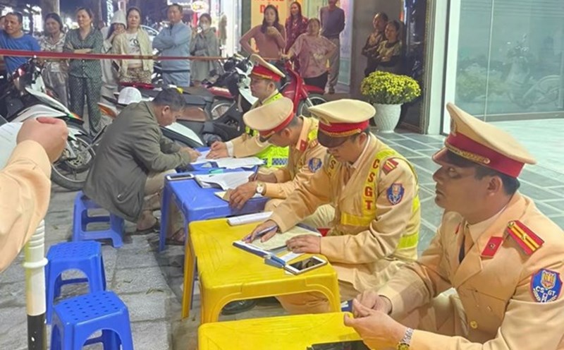 Police handle traffic violations. Photo: Thanh Hoa Police