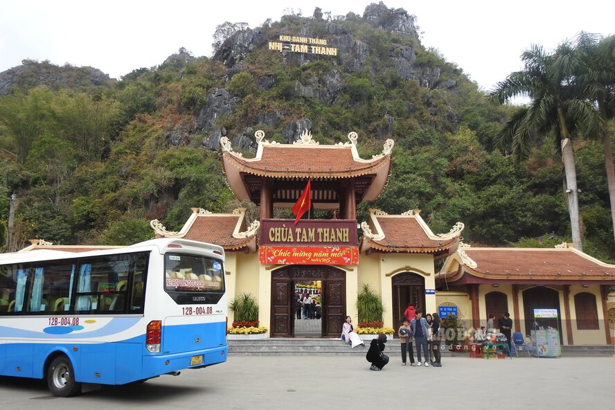 Tam Thanh Pagoda - known as "the number one landscape of Lang Son" attracts a lot of tourists in early spring. Photo: To Cong.