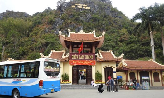Chùa Tam Thanh - nơi được mệnh danh "đệ nhất bát cảnh xứ Lạng" thu hút rất đông khách du lịch dịp đầu xuân. Ảnh: Tô Công.