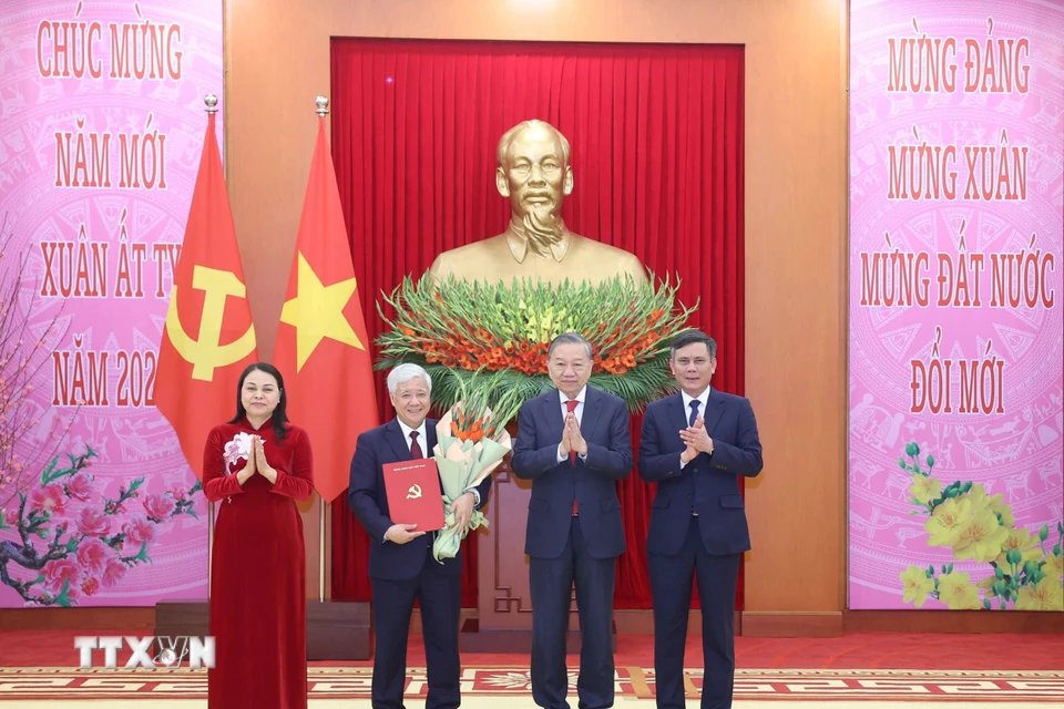 Tong Bi thu To Lam trao Quyet dinh ve thanh lap Dang bo, to chuc bo may, chuc nang nhiem vu va chi dinh Bi thu, cac Pho Bi thu Dang uy Mat tran To quoc Viet Nam, cac doan the Trung uong nhiem ky 2020-2025. Anh: Thong Nhat/TTXVN 