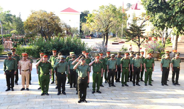 Dak Nong Police Force pledges absolute loyalty to the Party, the Fatherland and the People. Photo: Minh Quynh