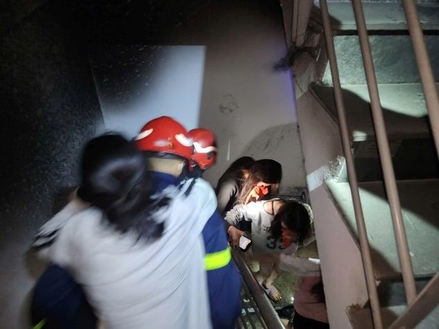 Cảnh sát tiếp cận hiện trường, giải cứu 7 nạn nhân thoát khỏi vụ cháy. Ảnh: Công an cung cấp
