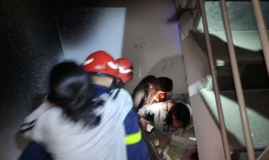 Cảnh sát tiếp cận hiện trường, giải cứu 7 nạn nhân thoát khỏi vụ cháy. Ảnh: Công an cung cấp