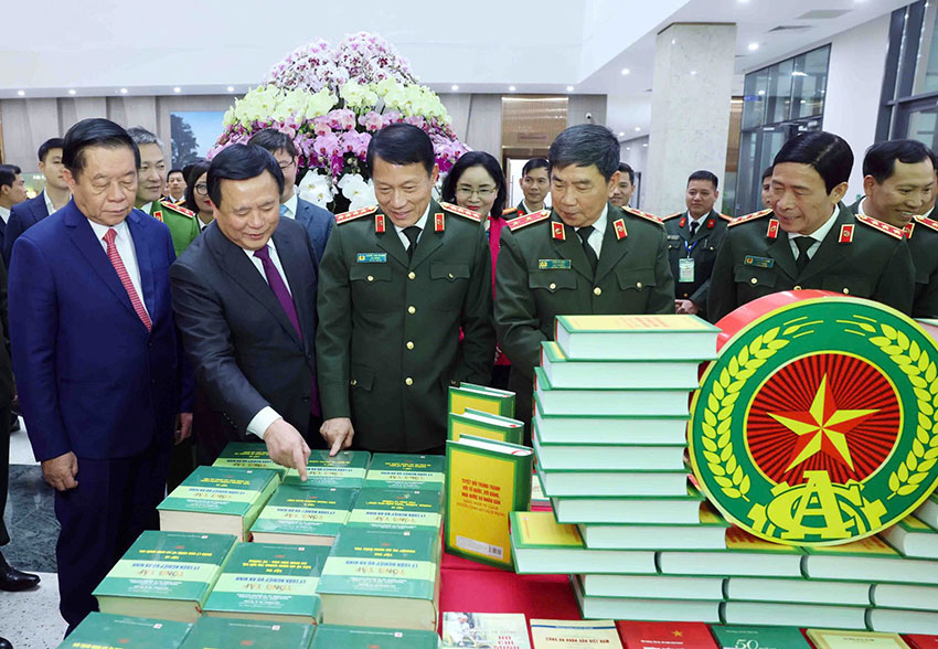Minister of Public Security Luong Tam Quang (center) and delegates at the booth displaying the book by General Secretary To Lam. Photo: P.Kien