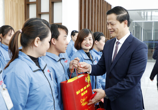 Chủ tịch UBND tỉnh Bắc Ninh Vương Quốc Tuấn tặng quà cho người lao động ngày 3.2. Ảnh: Đăng Hòa

