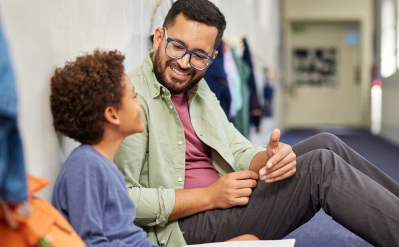 Parents should teach their children early about the rules of conduct with people around them. Photo: Pixabay