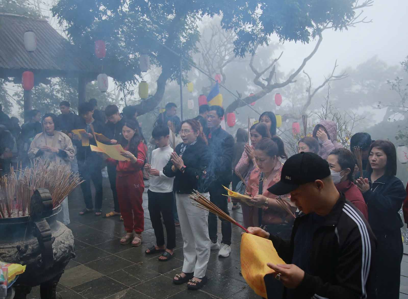 Thousands of tourists visit Huong Tich Pagoda for spring and pray for luck. Photo: Tran Tuan.