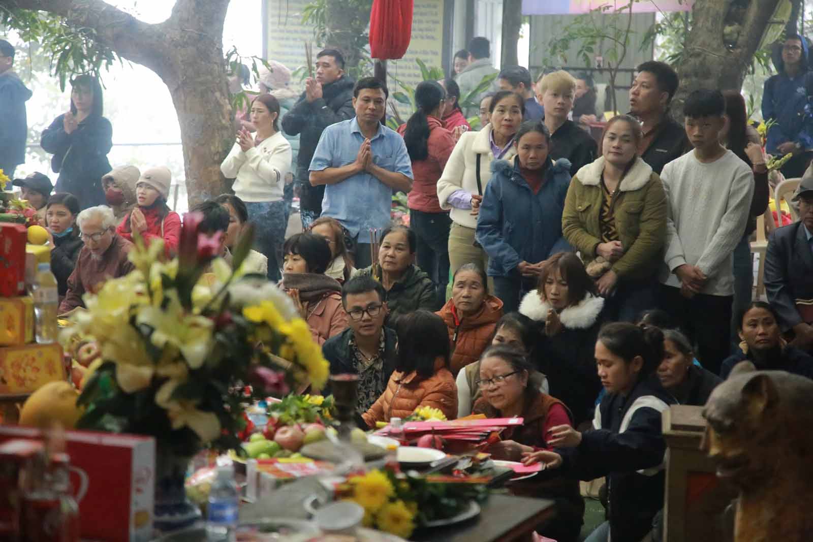 Uoc co khoang 4000 nguoi den chua Huong Tich trong ngay khai hoi. Anh: Tran Tuan.