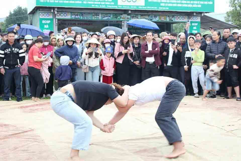 Dau vat thu hut nhieu nguoi xem tai le khai hoi. Anh: Loc Quang.