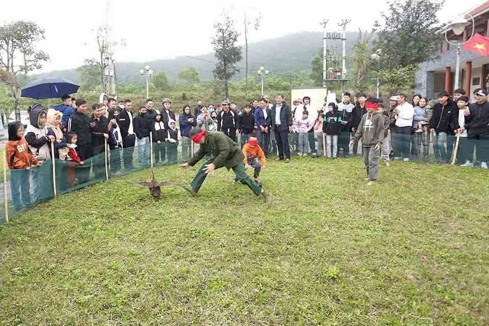 Bit mat bat vit la tro choi tao ra nhieu tieng cuoi vui nhon. Anh: Loc Quang.