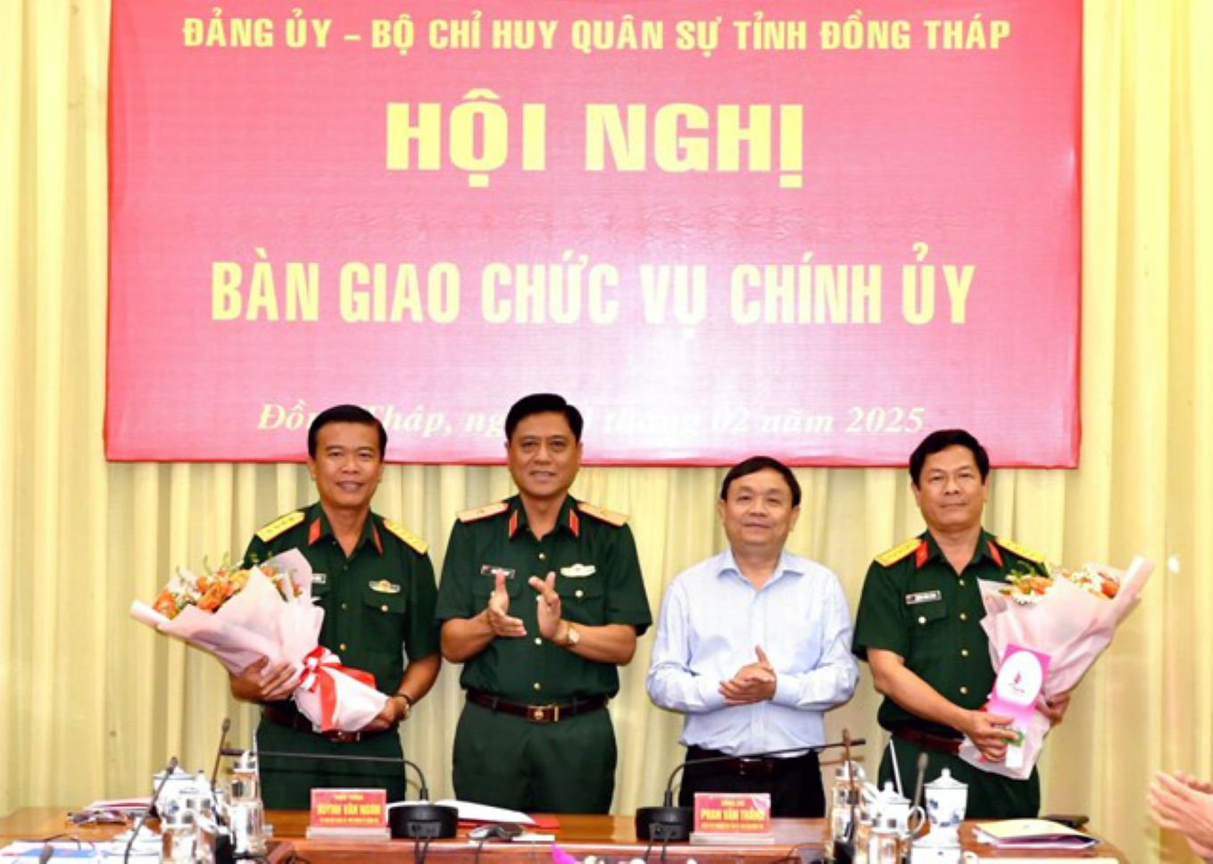 Thieu tuong Huynh Van Ngon, ong Phan Van Thang tang hoa chuc Dai ta Nguyen Viet Thang (bia trai) tiep nhan chuc vu Chinh uy Bo CHQS tinh Dong Thap. Anh: Cong thong tin dien tu Dong Thap.