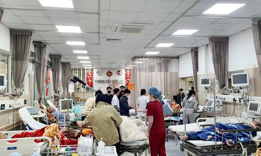 Trung tâm cấp cứu A9, Bệnh viện Bạch Mai lúc nào cũng đông người bệnh cấp cứu. Ảnh: Nguyên Hà