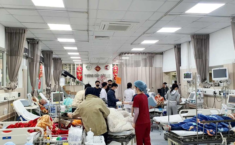 A9 Emergency Center, Bach Mai Hospital is always crowded with emergency patients. Photo: Nguyen Ha