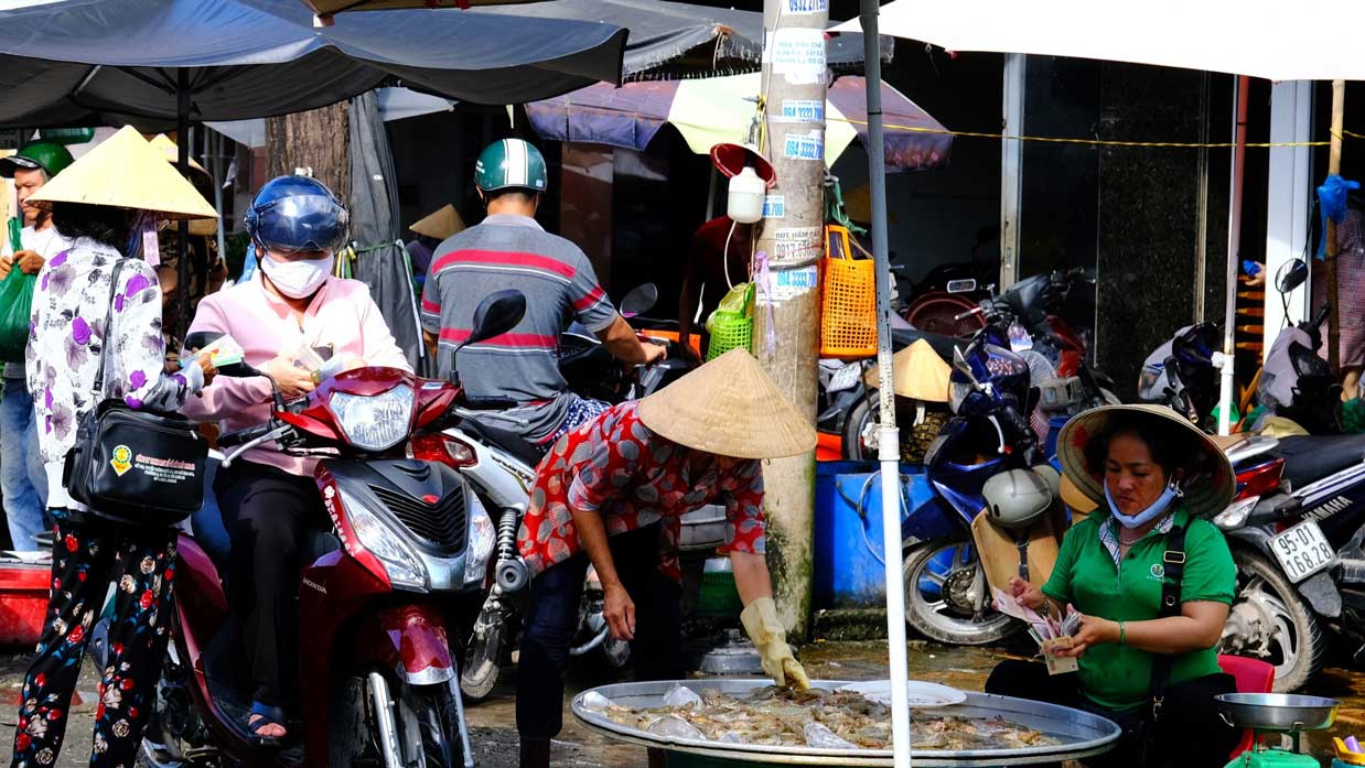 Khong khi mua sam tai cho Tan An nhon nhip sau Tet. 