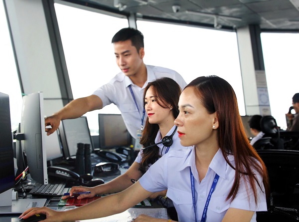 Flight operations crew at Tan Son Nhat Air Traffic Control Station during Tet. Photo: VATM