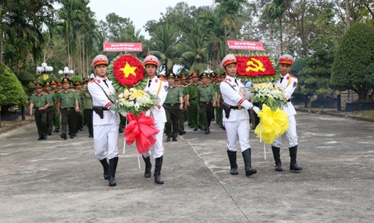 Công an Kiên Giang tổ chức lễ dâng hoa, dâng hương nhân kỉ niệm 95 năm Ngày thành lập Đảng Cộng sản Việt Nam. Ảnh: Công an Kiên Giang