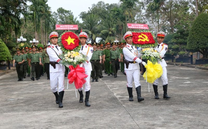 Kien Giang Police held a flower and incense offering ceremony to commemorate the 95th anniversary of the founding of the Communist Party of Vietnam. Photo: Kien Giang Police