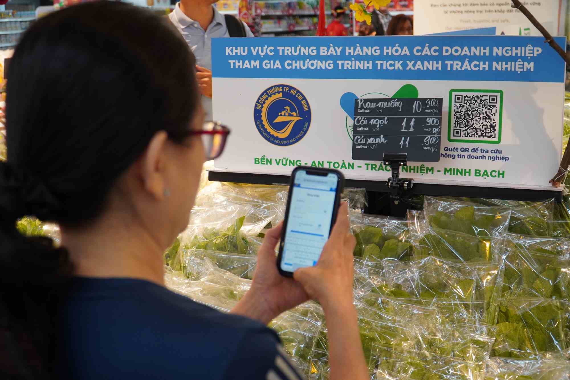 Consumers shop at the product area participating in the “Green Tick Responsibility” program. Photo: Ngoc Le