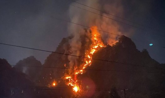 Vụ cháy rừng tại huyện Hạ Lang trong tối 12.1. Ảnh: Tân Văn