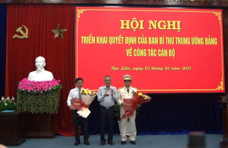 Bi thu TInh uy Bac Lieu trao quyet dinh cua Ban Bi thu chuan y hai can bo tham gia Ban chap hanh Dang bo tinh Bac Lieu. Anh: Nhat Ho