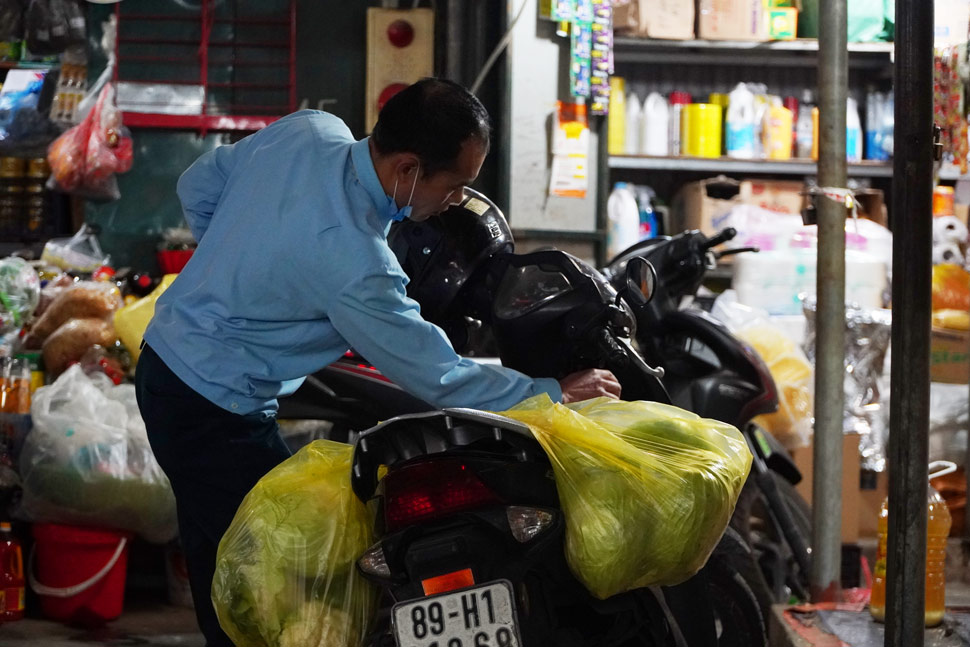 Cac loai hang hoa nhu rau cu, thuc pham thu hut duoc su quan tam cua nguoi dan ngay sau khi nghi Tet.