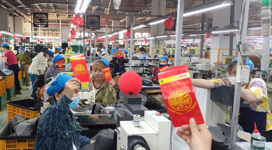 Thousands of workers at Kim Xuong Vietnam Shoe Company Limited received lucky money on the first day of work of the year. Photo: Duong Binh